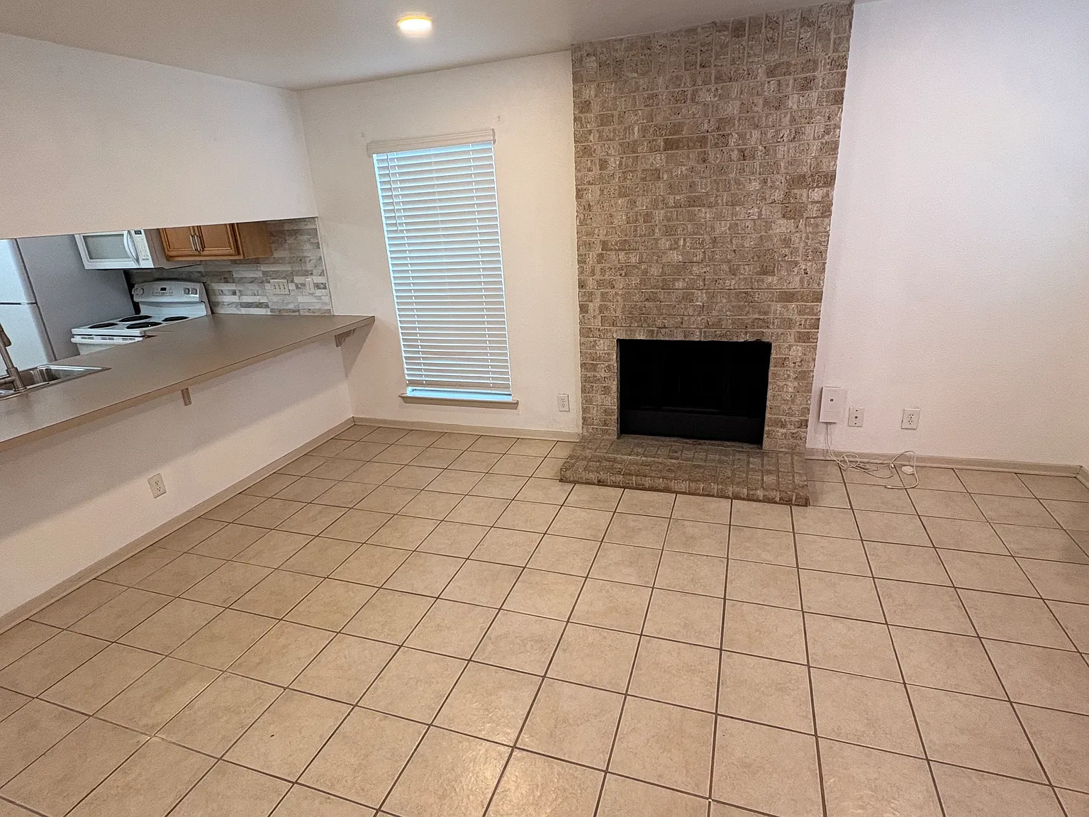 2 bed, 1.5 bath, 1085 sqft, $1,800 — Photo 3