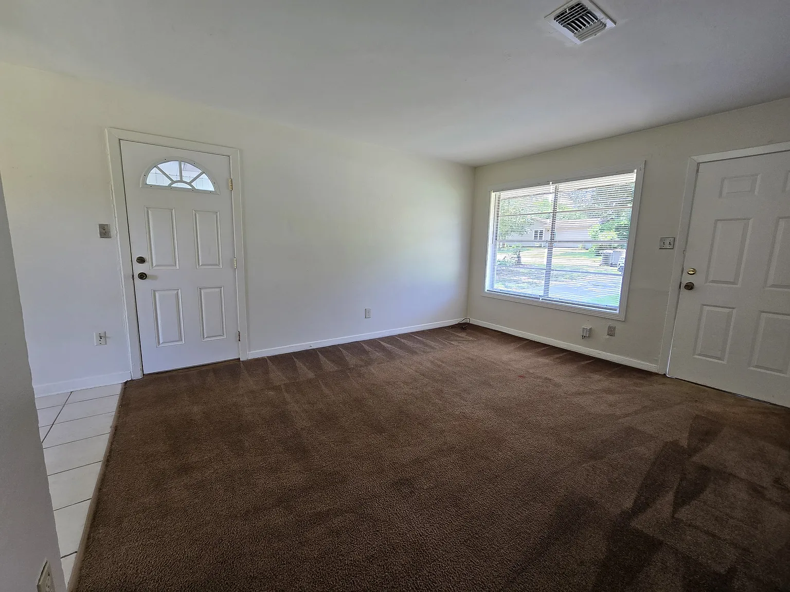3 bed, 888 sqft, $1,250 — Photo 2