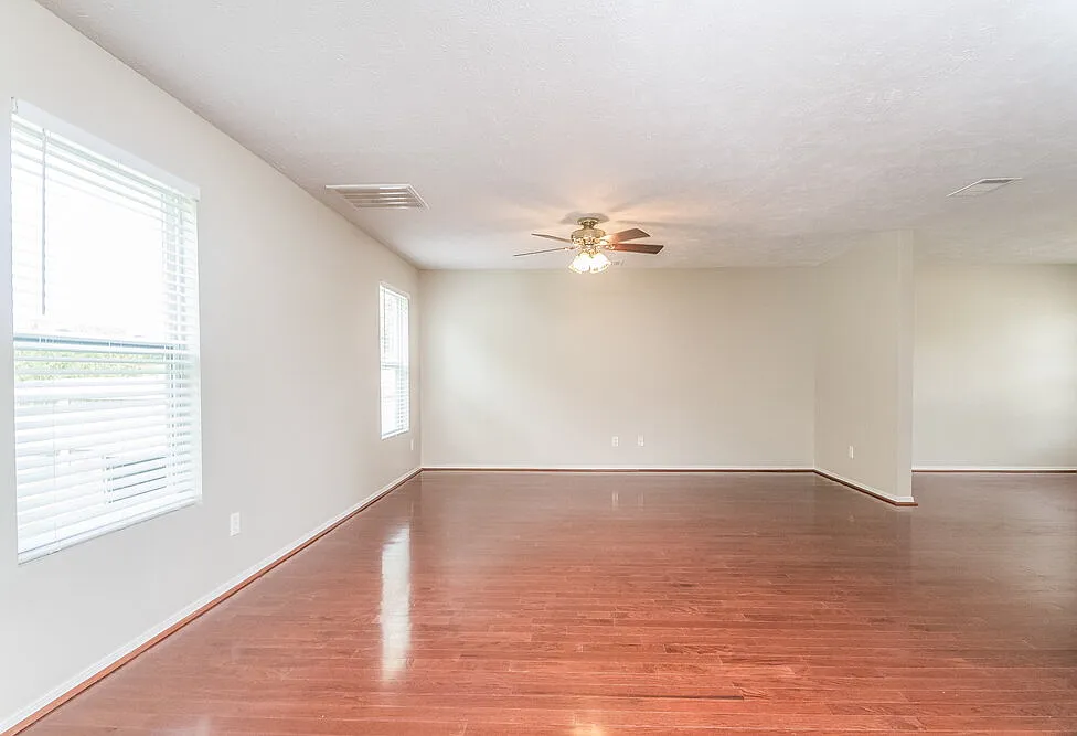 4 bed, 2.5 bath, 2124 sqft, $2,570 — Photo 3