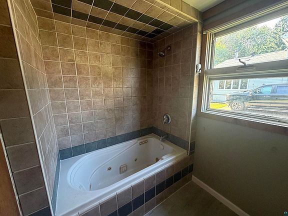 5th image of 413 N 80th Ave W