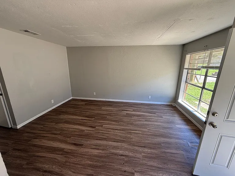 2916 Bernice Dr — Photo 2