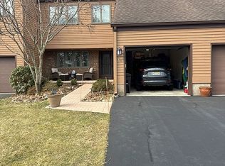 10 S Bayard Ln, Mahwah, NJ 07430