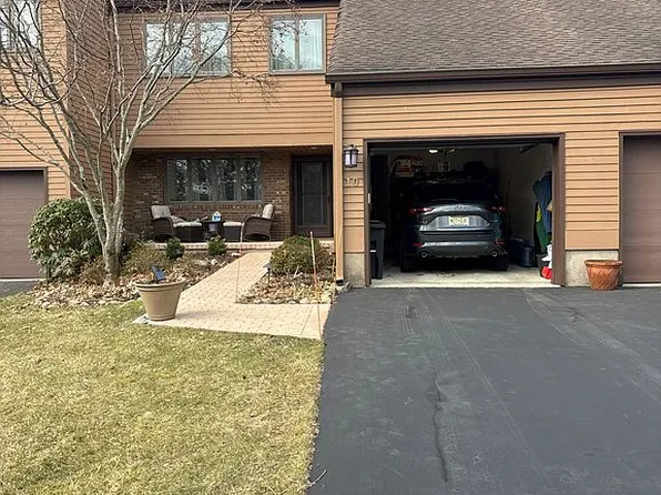 10 S Bayard Ln, Mahwah, NJ 07430