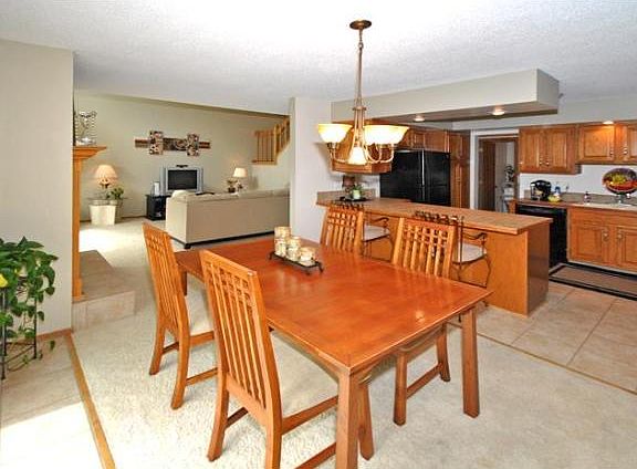 5th image of 3268 Camelot Dr