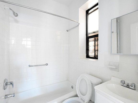 5th image of 1071 Franklin Ave APT 4B