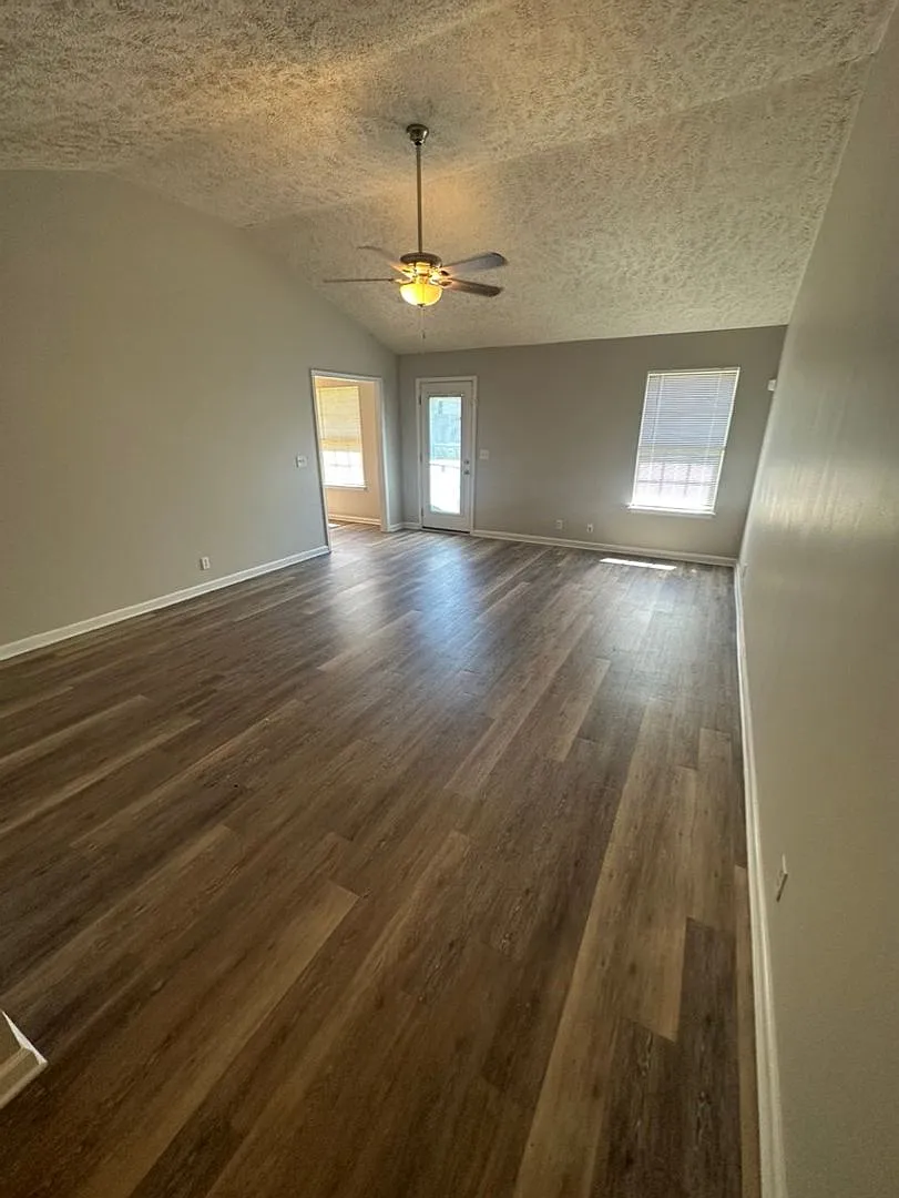 Charming 3 BR, 2 BA, 2 Car Garage Near MTSU — Photo 4