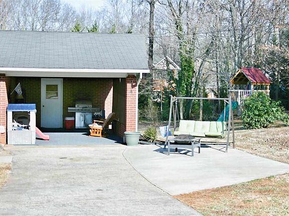 3rd image of 161 Brookwood Dr