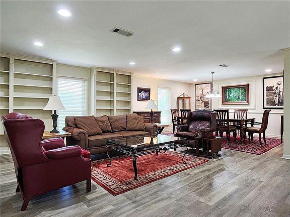3rd image of 1009 Parkway Dr