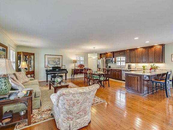 5th image of 208 Bonita Dr