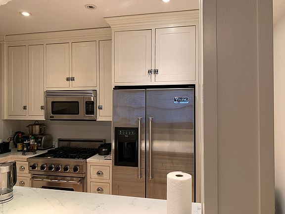 4th image of 142 E 49th St APT 5A