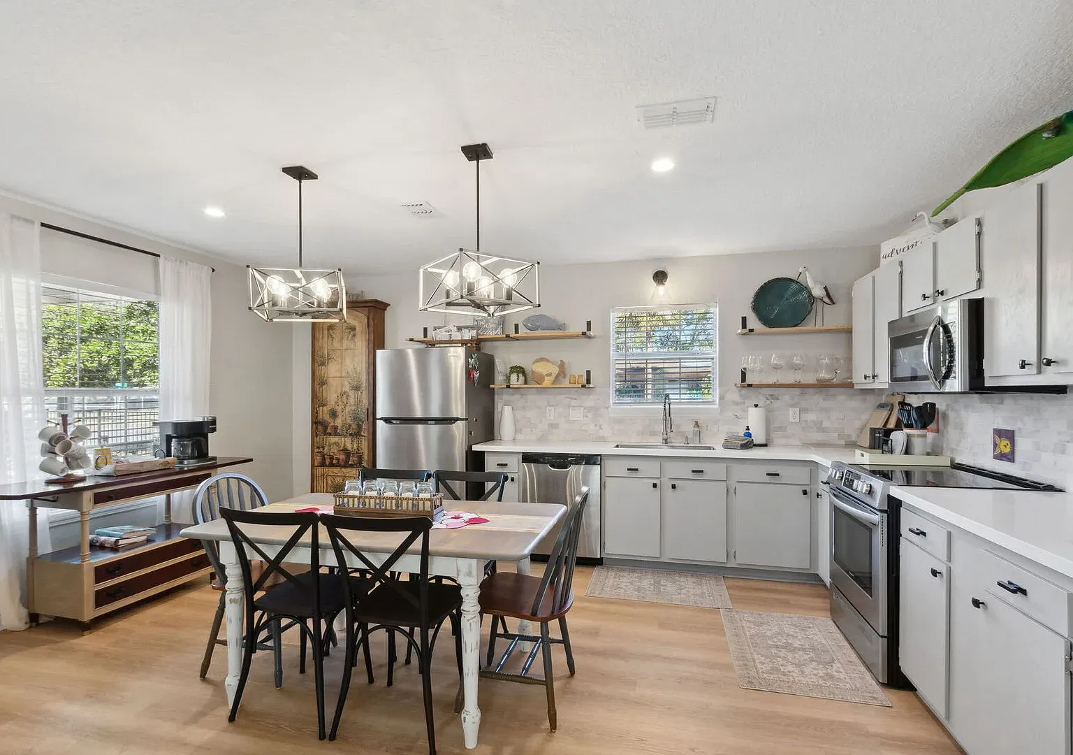 3 bed, 1.5 bath, 1050 sqft, $3,200 — Photo 4