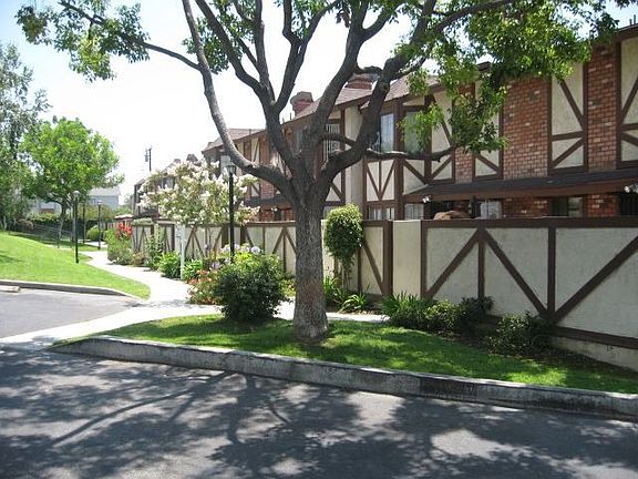 2nd image of 178 Greenbriar Ln