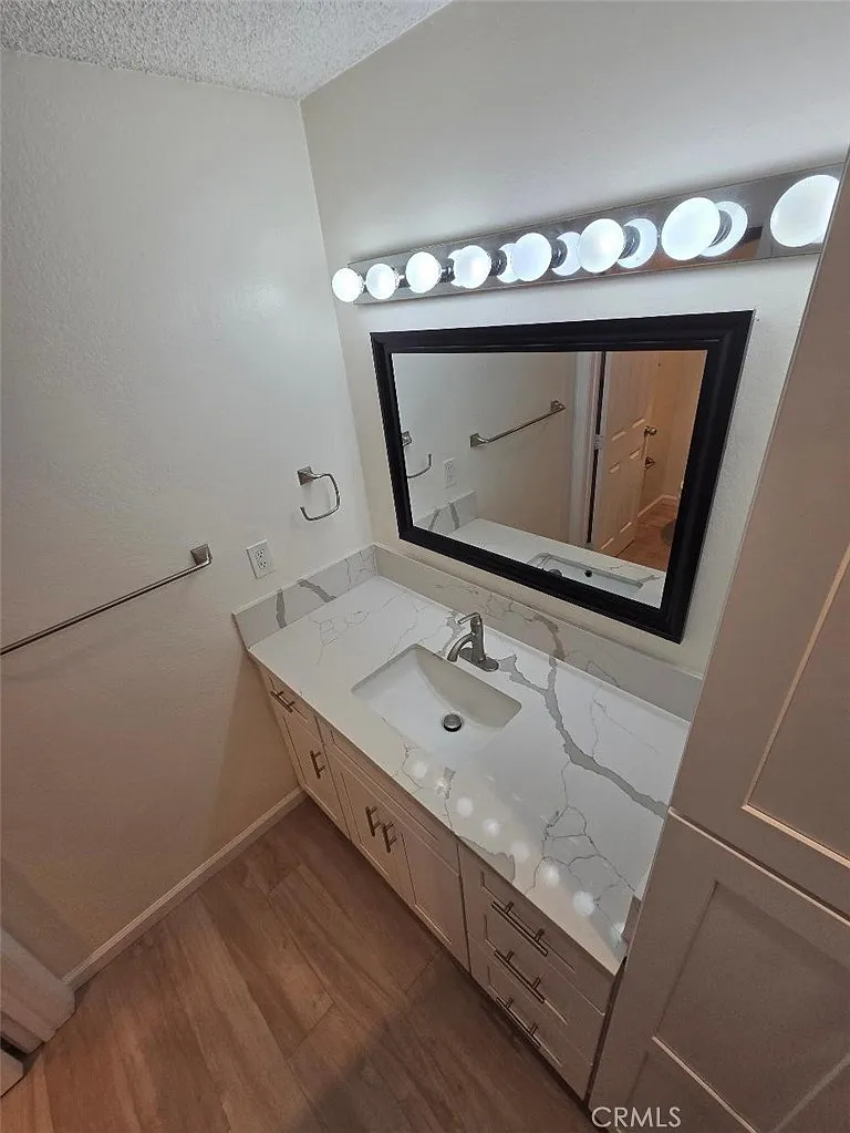1040 W Macarthur Blvd — Photo 4