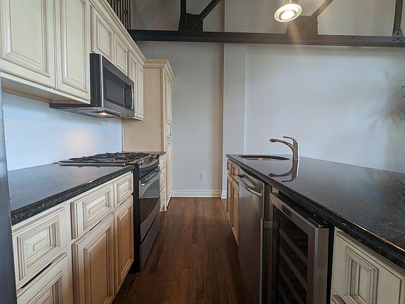 5th image of 1715 Summit St #204