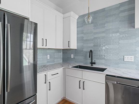 4th image of 1076 Elmwood Ave #3