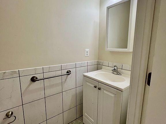 4th image of 8 Maryland Ave APT 1C