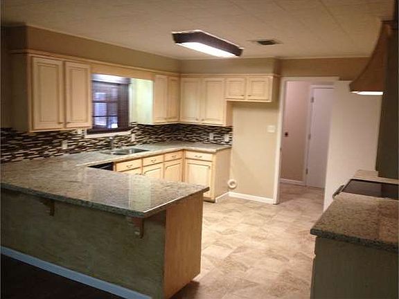4th image of 2524 Edgewood Ln