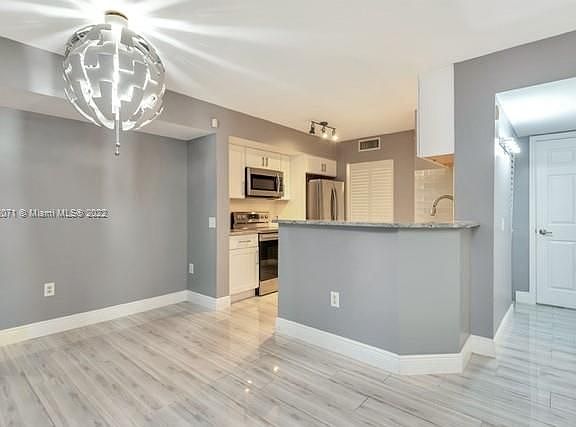 2nd image of 511 Villa Cir #511