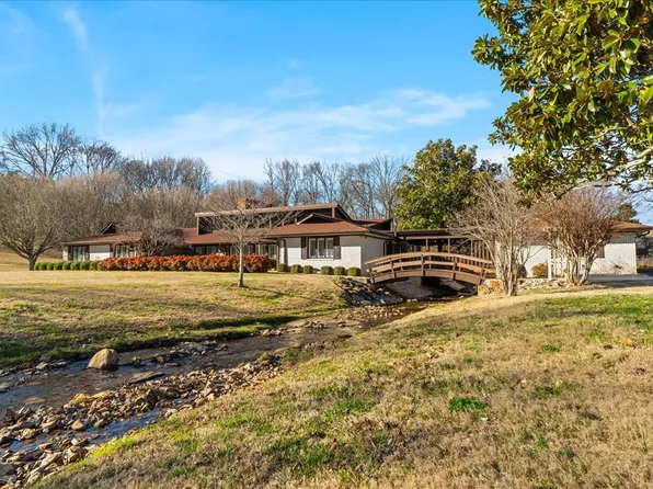 1810 Woodvalley Dr, Dalton, GA 30720