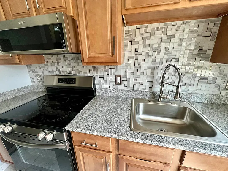 Royal Palms Apartments — Photo 12