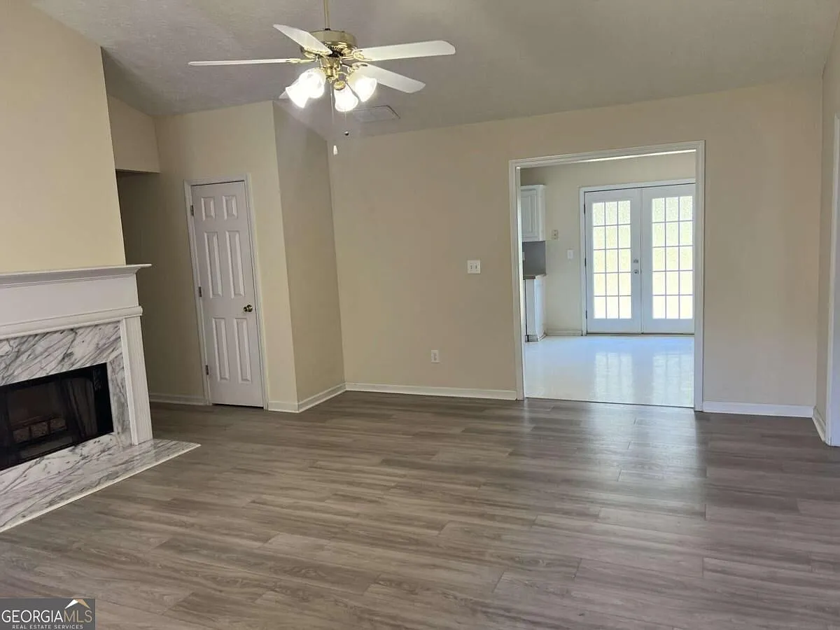 3 bed, 2.0 bath, 1488 sqft, $1,700 — Photo 2