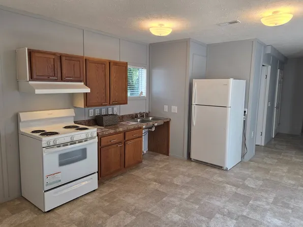 113 SE Willow Way, Topeka, KS 66609