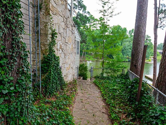 2nd image of 115 Lago Vista Ln