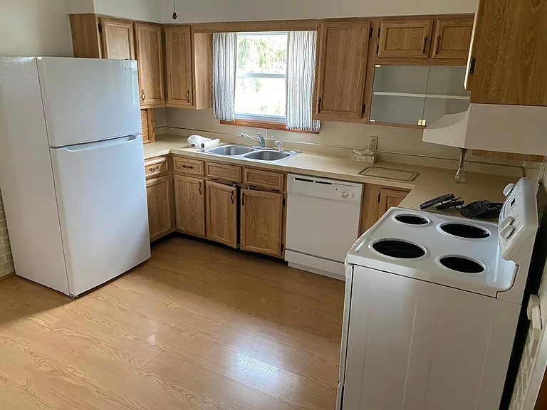 1140 Maple Ave — Photo 3