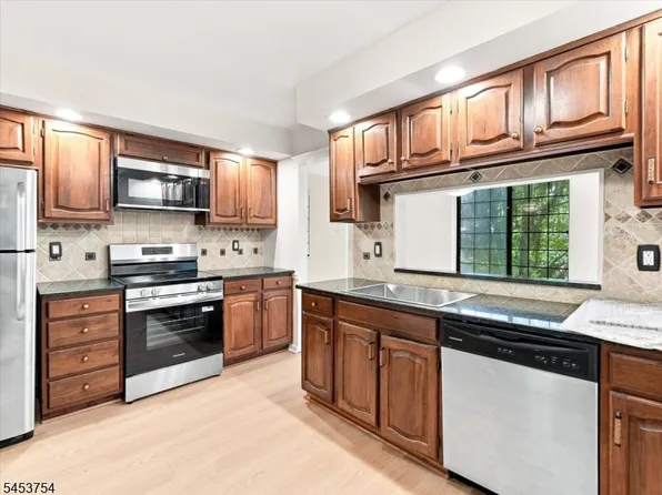 19G Foxwood Dr, Morris Plains, NJ 07950