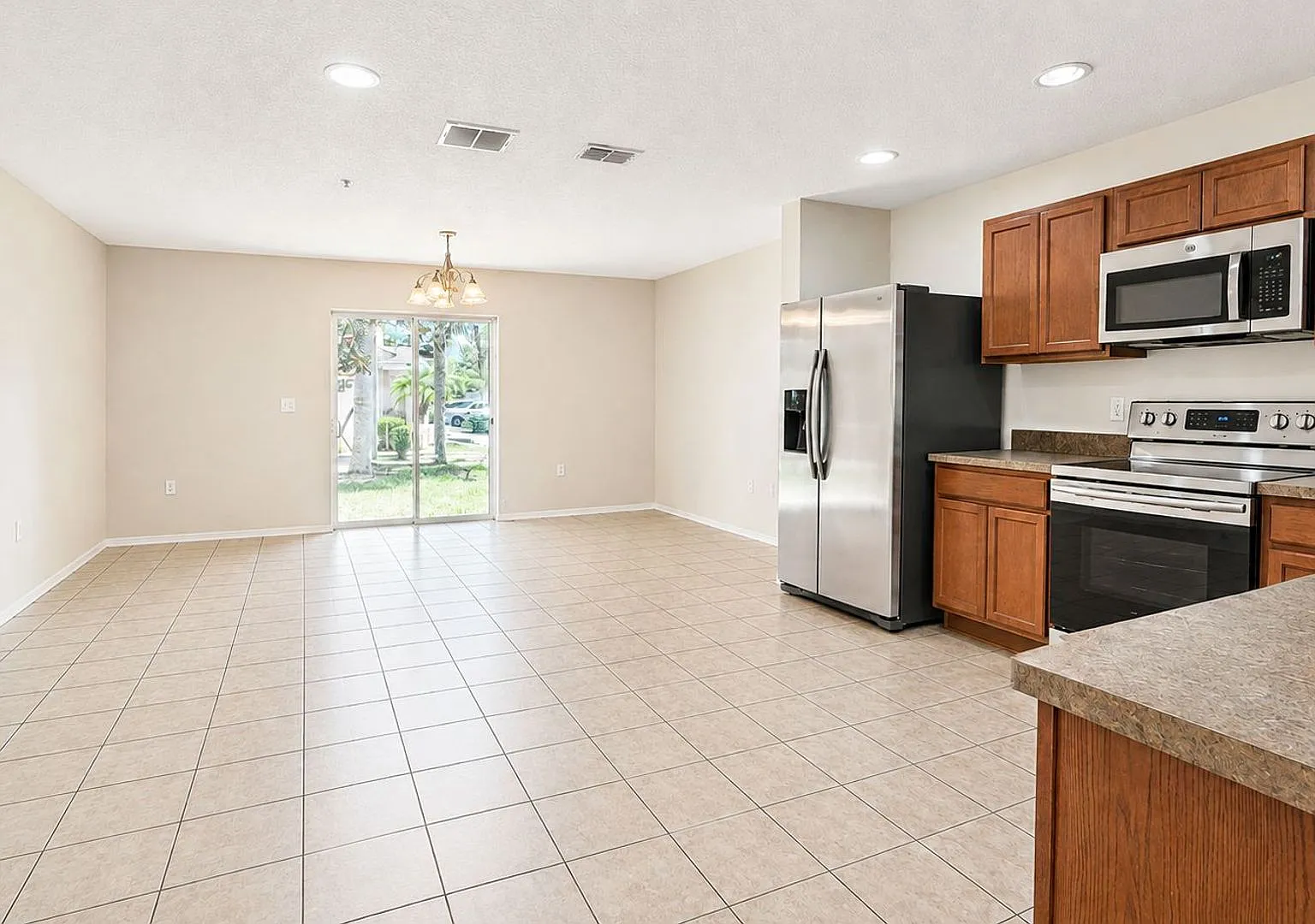 Spacious 3-Bedroom Townhome in Gated Compass Bay — Photo 4