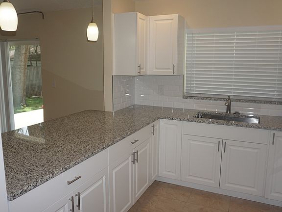 5th image of 213 Foxwood Dr