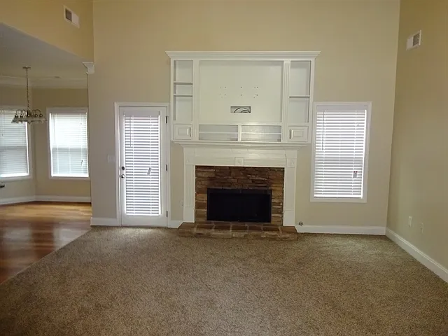 5 bed, 3.0 bath, 2379 sqft, $2,560 — Photo 4