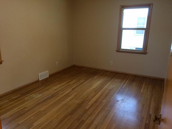 4th image of 1026 10th Ave N