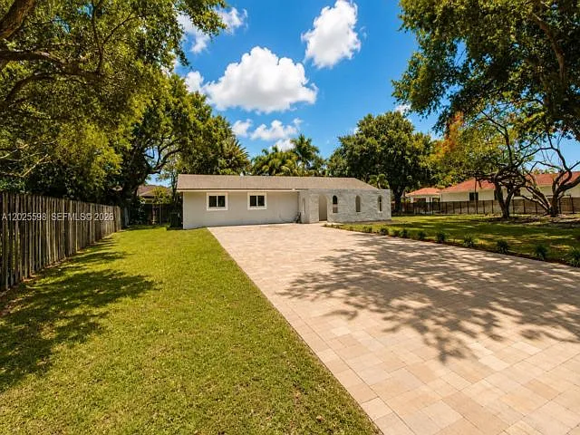 3 bed, 2.0 bath, 1587 sqft, $4,200 — Photo 2