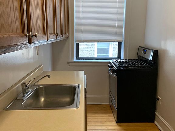 3rd image of 3915 N Greenview Ave #3A