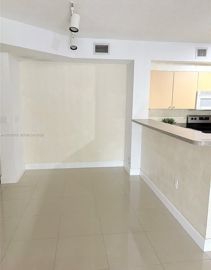 El-Ad Nob Hill Condo — Photo 4