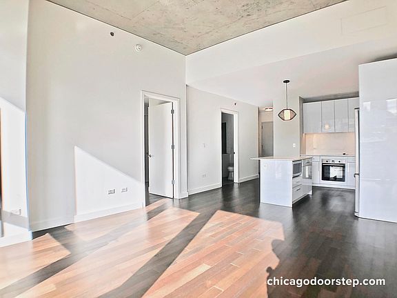 4th image of 220 W Illinois St