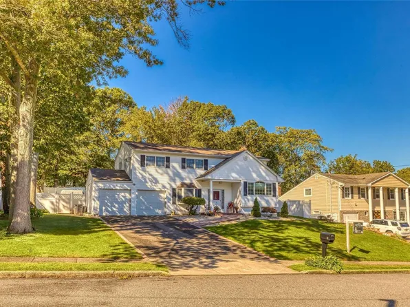 8 Denise Lane, Hauppauge, NY 11788