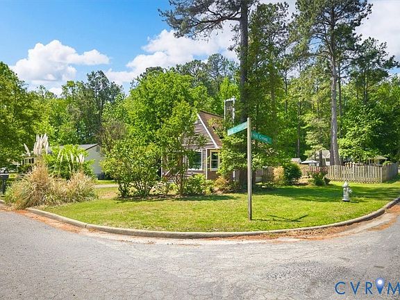3rd image of 700 Royal Crescent Dr