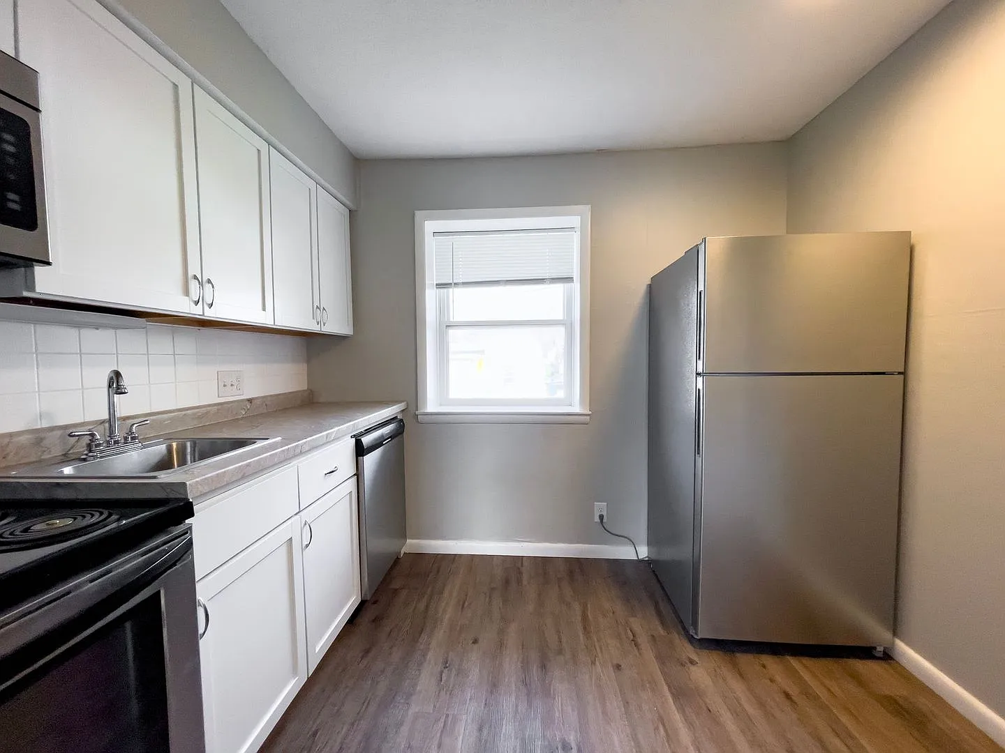 1 Bedroom Unit with detailed cabinets and hardwood style flooring, Close to Campus — Photo 3