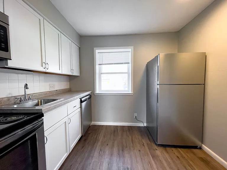 Preleasing For August! Close To Campus — Photo 3