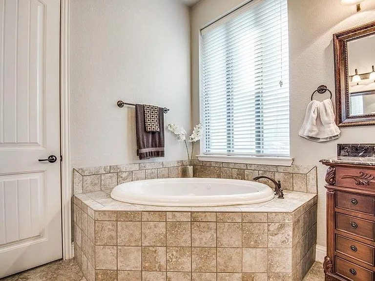Master bath Jetted bathtub