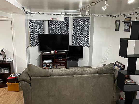 3rd image of 1027 W Oakdale Ave