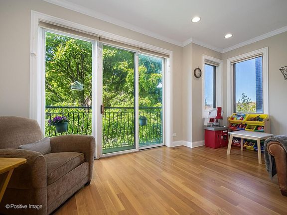 4th image of 2431 W Walton St #2