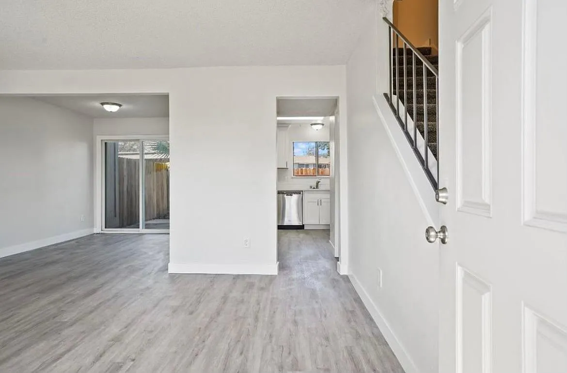 2 bed, 876 sqft, $2,100 — Photo 1