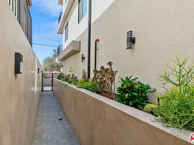 10842 Victory Blvd #201 — Photo 2