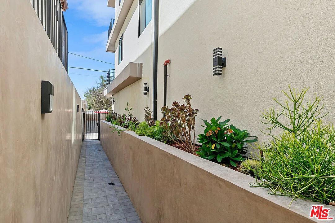 Building Photo - 10842 Victory Blvd #201