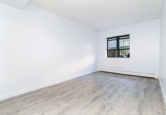 5th image of 61 E 118th St