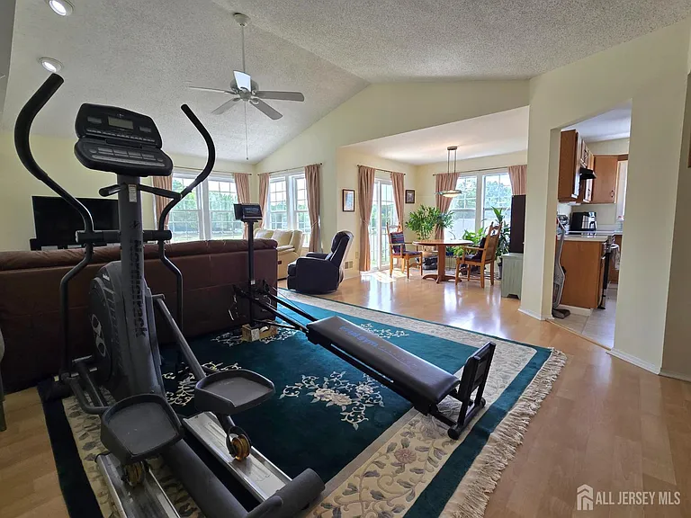 8 Glastonbury Dr — Photo 7
