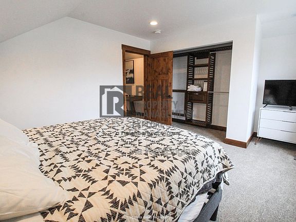 5th image of 1029 4th Ave W